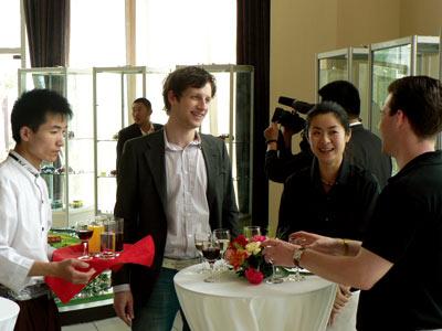 有没有人有酒会的主持稿,就是串词,介绍来宾,领