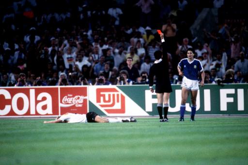 老照片-1990世界杯 蒙松吃到决赛史上首张红牌