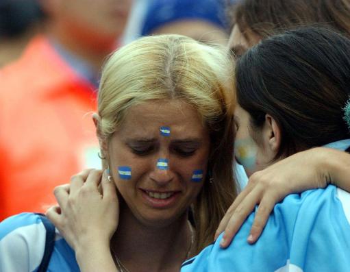 老照片-2002韩日世界杯 哭泣的阿根廷女球迷_