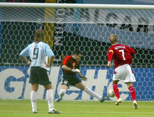 老照片-2002韩日世界杯 贝克汉姆点杀阿根廷_