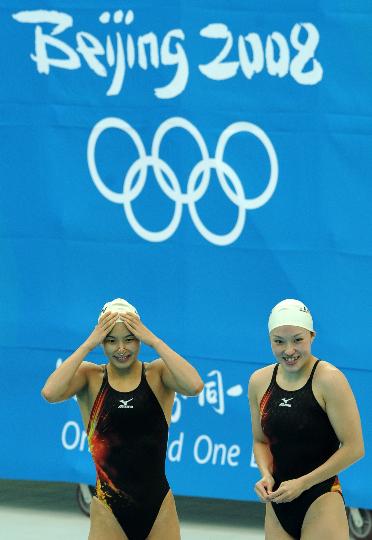 图文-日本花样游泳队进行训练 两名队员面带微