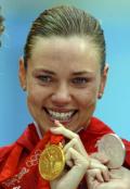 图文-女子仰泳决赛美国选手夺冠 领奖台上展示金牌