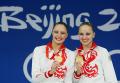 图文-[奥运]女子双人花样游泳 俄罗斯冠军姑娘展示金牌