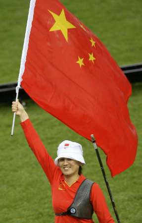 图文-[奥运]射箭女子个人 张娟娟手持国旗奔跑庆祝