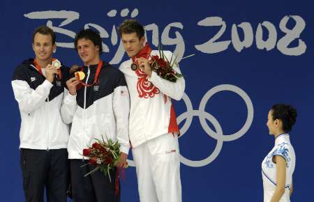 الامريكي لوشتي يحطم الرقم العالمي ليفوز بالميدالية الذهبية لسباحة الظهر 200م رجال