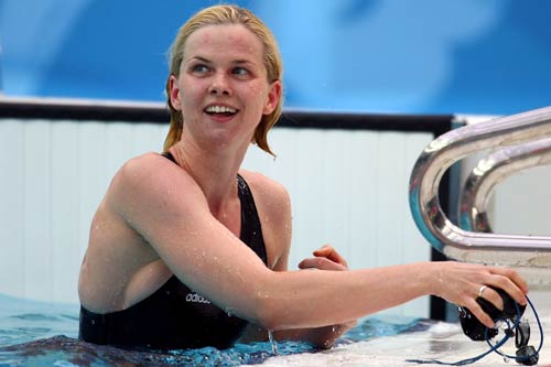 الألمانية بريتا ستيفن تفوز بذهبية السباحة الحرة 100م سيدات