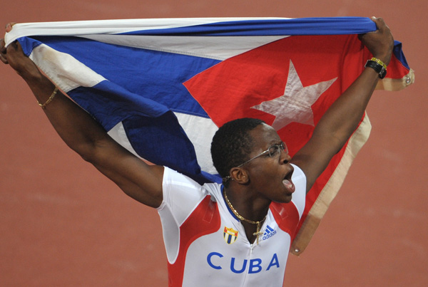 图文-[奥运]男子110米栏 罗伯斯夺冠身披国旗庆祝