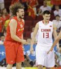 图文-[奥运]中国男篮VS西班牙 在姚明面前逞威