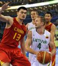 图文-[奥运]中国男篮VS立陶宛 姚明筑起铜墙铁壁