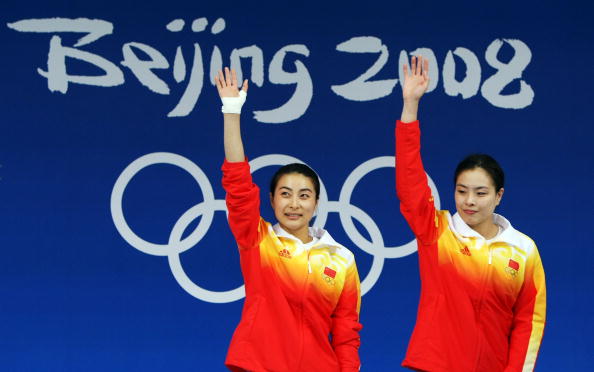 图文-女子双人3米跳板决赛 两人向观众招手致意
