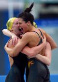 图文-女子4x200米自由泳决赛 姑娘们正紧紧拥抱