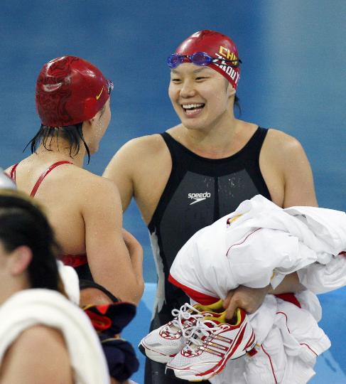 图文-女子4x100米混合泳预赛 周雅菲和庞佳颖