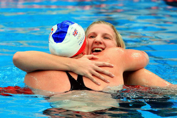 图文-女子800米自由泳决赛 与队友的开心拥抱