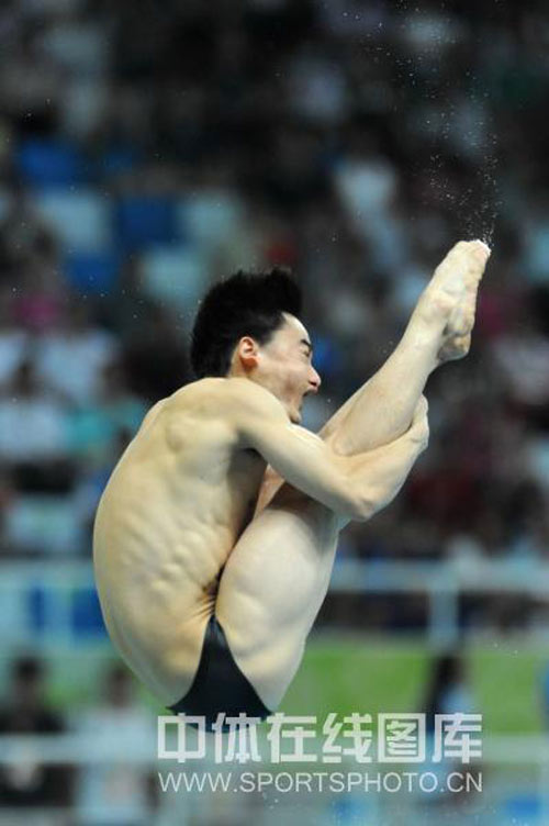 图文-男子3米跳板决赛中国冲金 双手紧抱膝盖