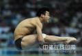 图文-男子3米跳板决赛中国冲金 双手抱膝动作