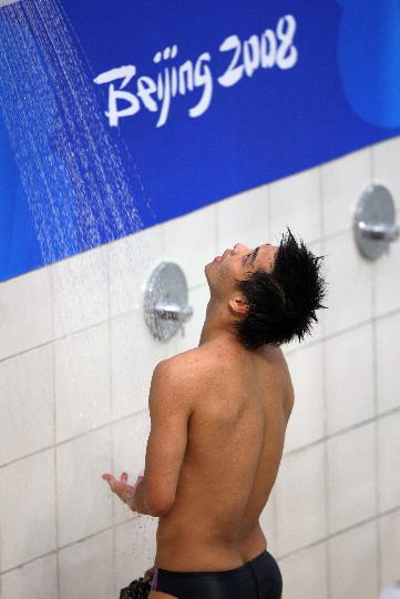 图文-何冲夺得男子3米跳板冠军 最后一跳前淋浴