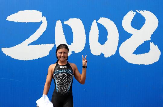 图文-女子10公里公开水域决赛 伊利琴科冠军手势