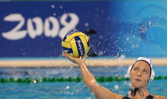 图文-女子水球荷兰胜美国夺金 皮特里在比赛中传球