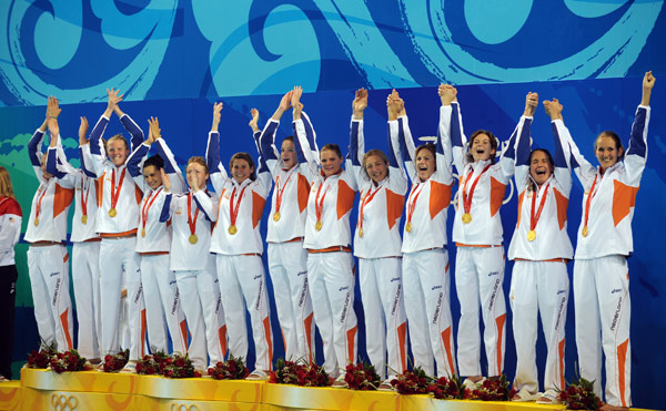 图文-[奥运]女子水球决赛 荷兰姑娘集体欢庆胜利