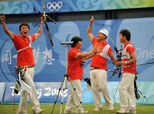 图文-中国男团获得铜牌 男团在决赛胜利后欢呼