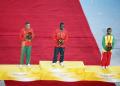 图文-男子马拉松颁奖在闭幕式上举行