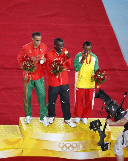 图文-男子马拉松颁奖在闭幕式上举行 最珍贵照片