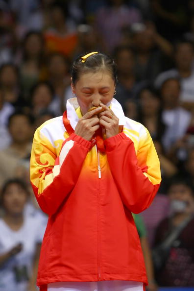 图文-奥运羽毛球女子单打决赛 张宁亲吻金牌 