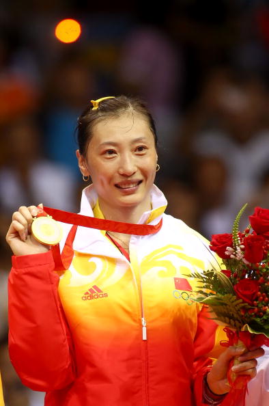 图文-奥运羽毛球女子单打决赛 张宁展示金牌