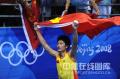 图文-[奥运]羽球男子单打决赛 举起国旗庆祝