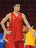 图文-中国男篮进行赛前训练 姚明在沉思