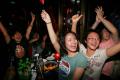 图文-[奥运会]中国男篮VS美国 女球迷在酒吧看球