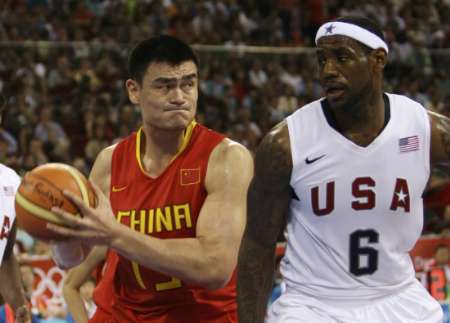 图文-[奥运会]中国男篮VS美国 姚明和詹姆斯硬碰硬