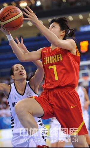 图文-[奥运会]中国女篮80-63新西兰 上篮如此轻松