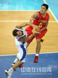 图文-[奥运会]中国男篮77-91希腊 张庆鹏和斯潘