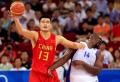 图文-[奥运]中国男篮VS希腊 姚明拿球对手难挡