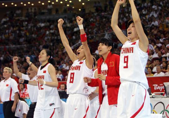 图文-女篮1/4决赛中国胜白俄罗斯 队员们高举双臂