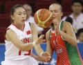 图文-中国女篮77-62白俄罗斯 刘丹与对手拼抢