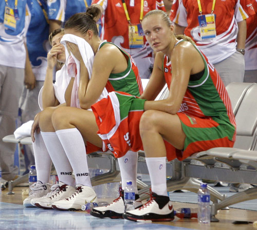图文-中国女篮77-62白俄罗斯 白俄罗斯队员哭泣
