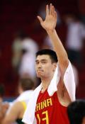 图文-[奥运会]中国男篮68-94立陶宛 姚明赛后致意