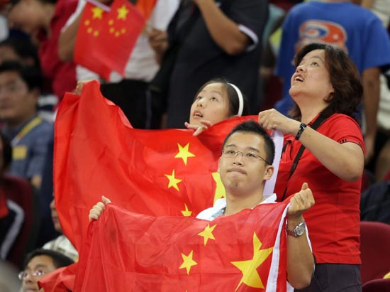 图文-中国女篮56-90澳洲 失望的中国球迷