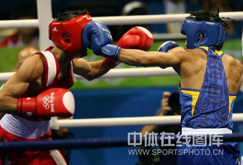 图文-拳击48公斤级半决赛 对手躲闪不及