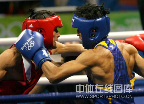 图文-拳击48公斤级半决赛 双方目光对视