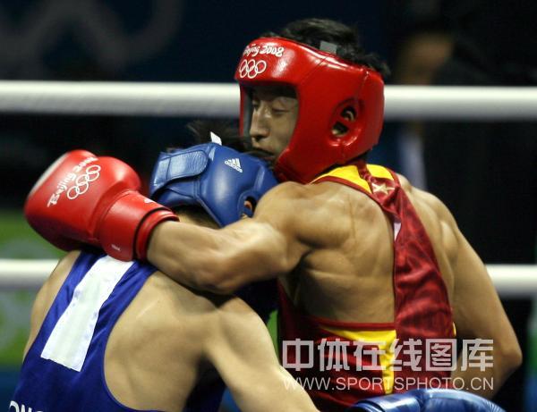 图文-邹市明获拳击48公斤级金牌 对手力所不及