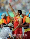 图文-孟关良/杨文军500米划艇卫冕 冠军手势