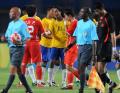图文-奥运会男足中国0-3巴西 小罗与崔鹏赛后握手
