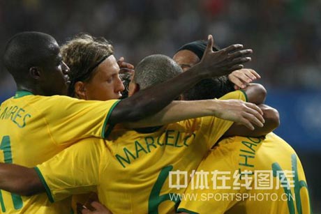 图文-[男足]中国0-3巴西 桑巴军团集体庆进球