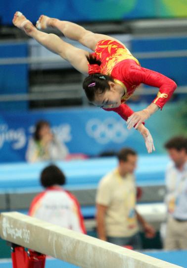 图文-中国女子体操队赛台训练 中国女队试翼
