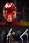 图文-奥运会男子体操资格赛开战 黄旭下杠瞬间