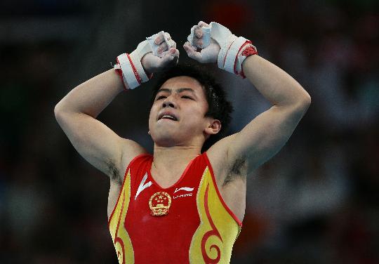图文-中国体操男团夺冠 邹凯举手示意