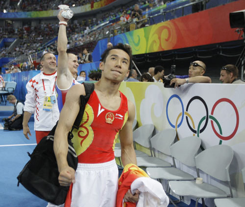 图文-[奥运]体操男子鞍马决赛 肖钦离开比赛场